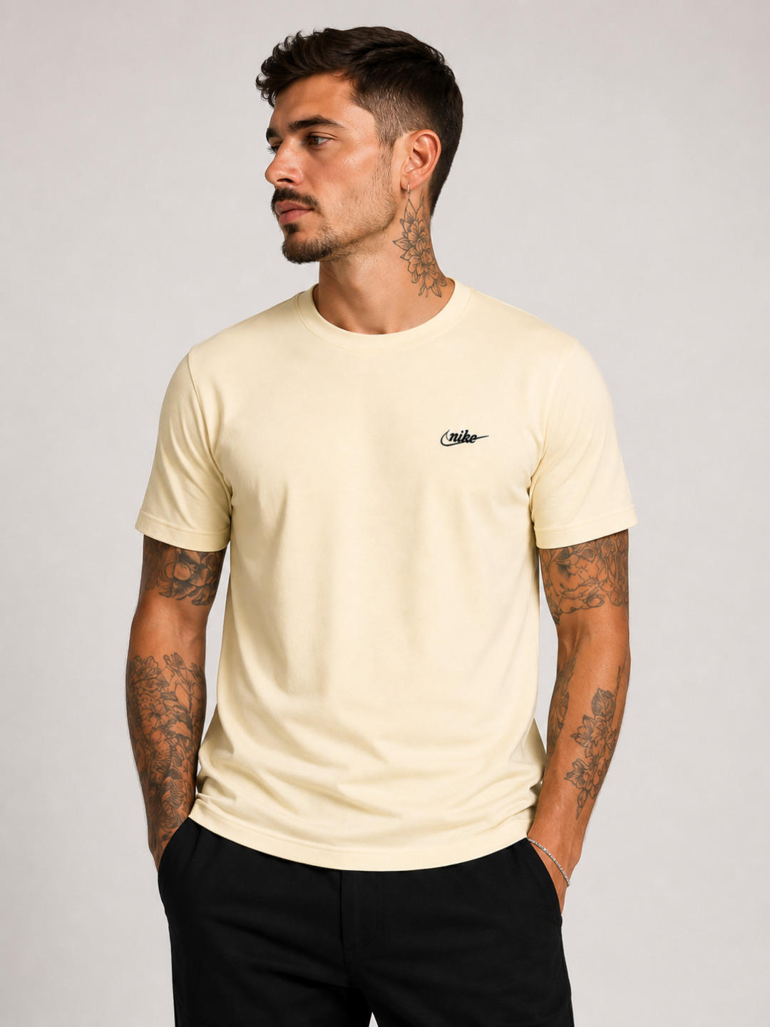 Camiseta Nike Essential Script Slim Fit — CAQUI CLARO  — foto 2