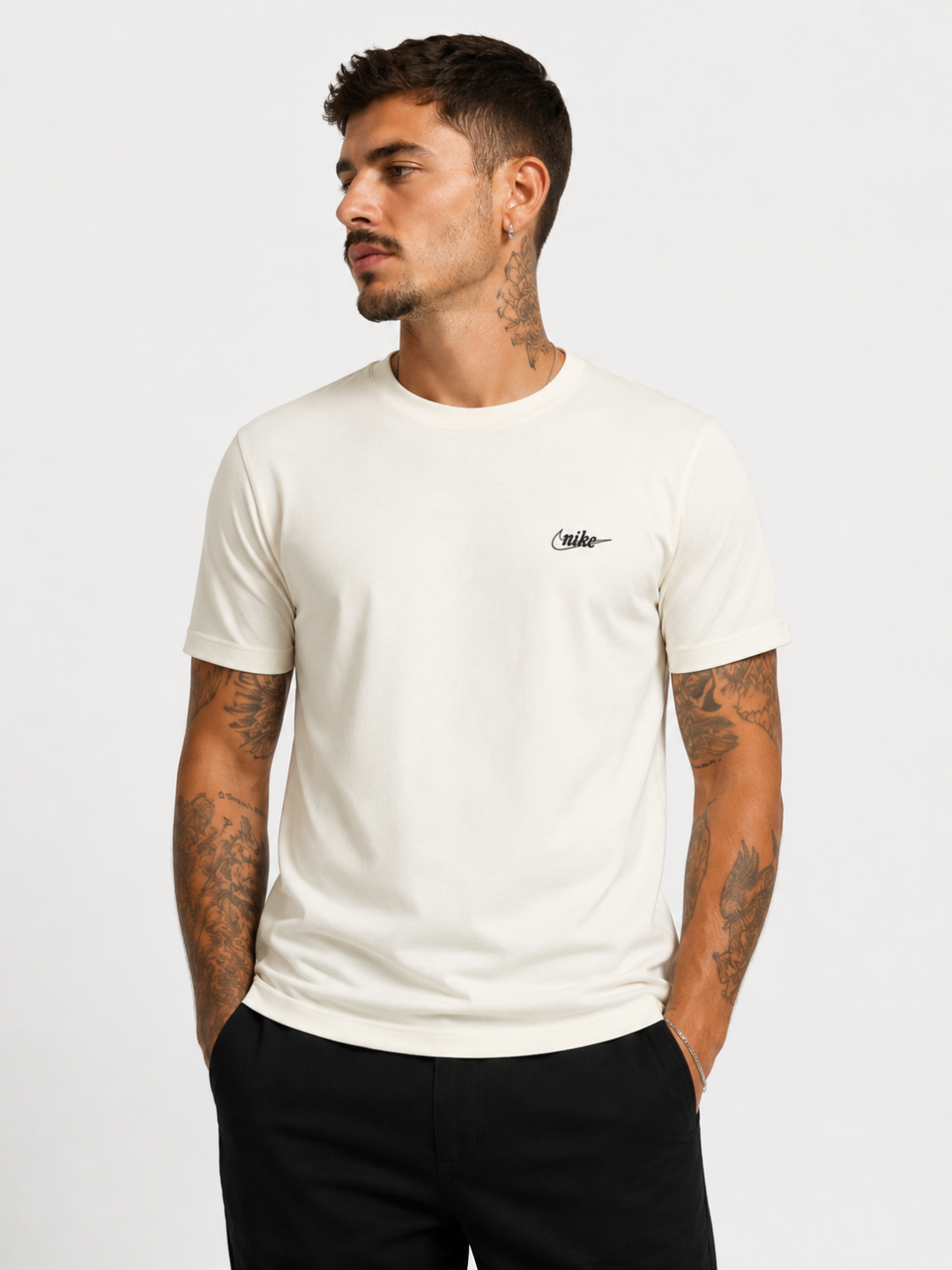 Camiseta Nike Essential Script Slim Fit — OFF  — foto 2