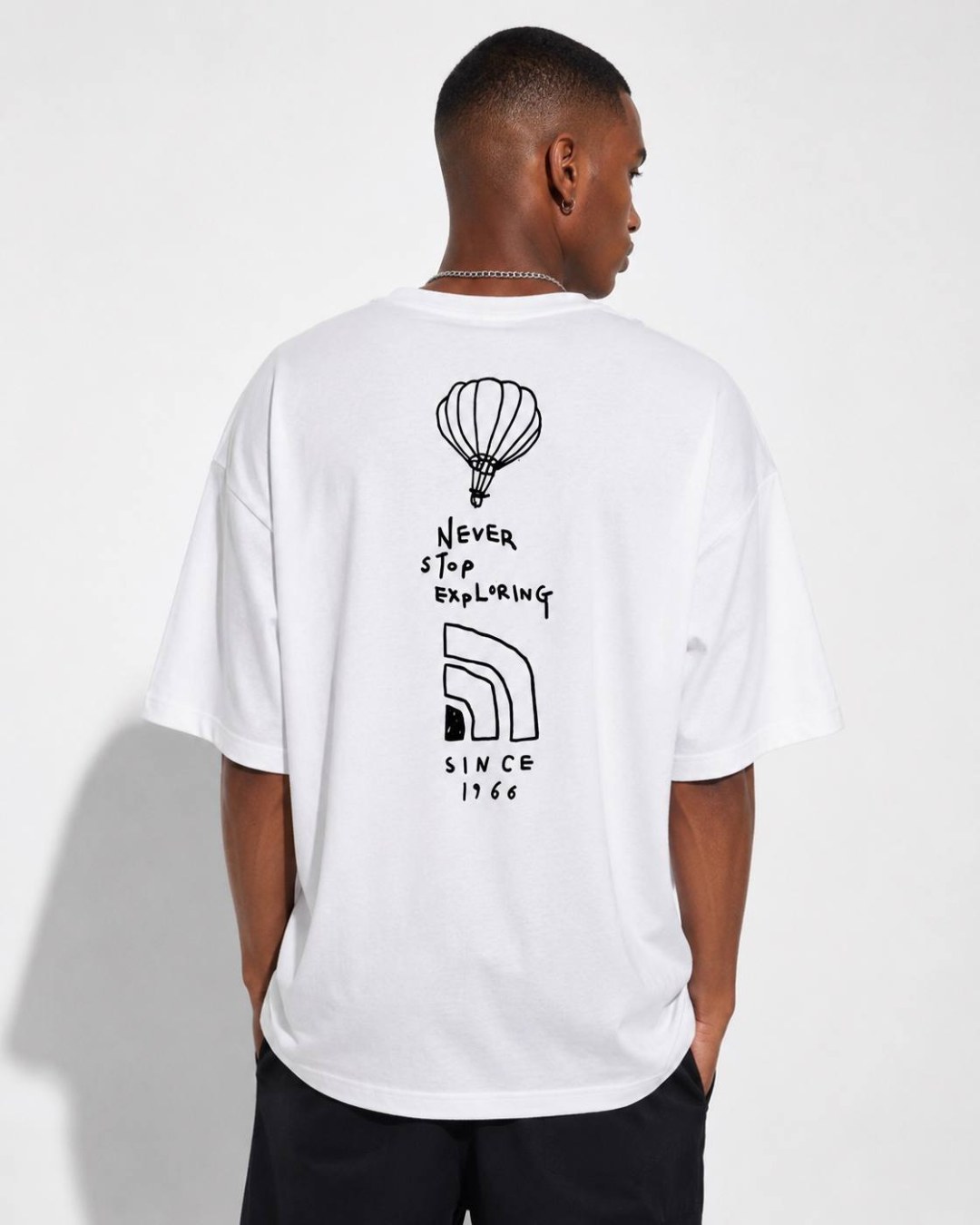 Camiseta Oversized North Face Never Stop Exploring Branca  — foto 2