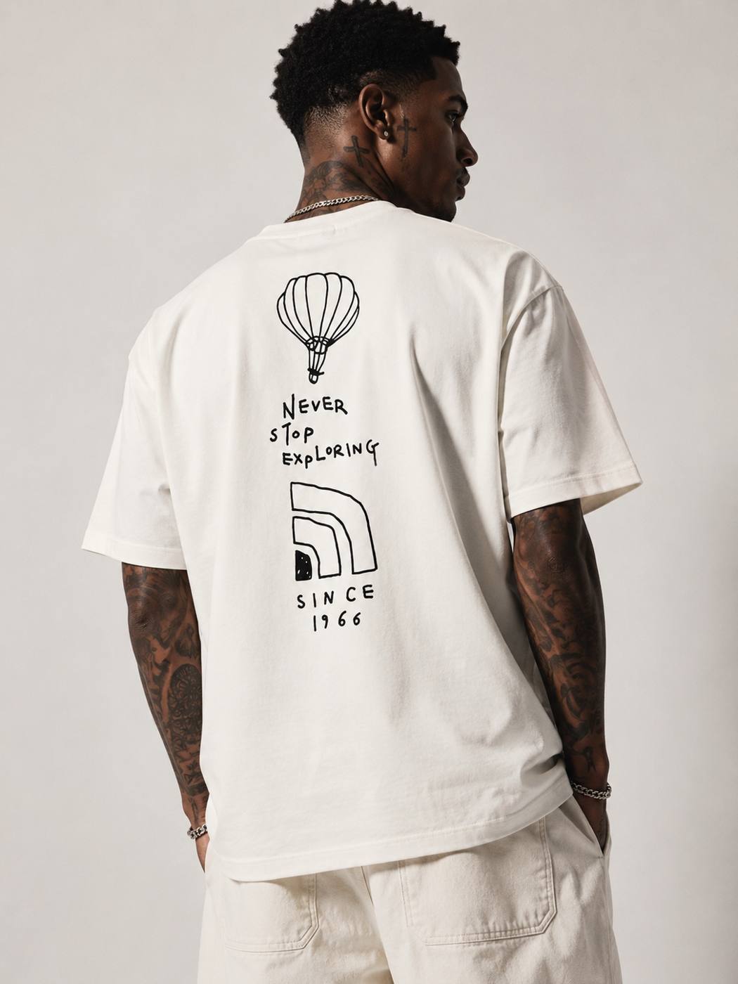 Camiseta Oversized North Face Never Stop Exploring Off white  — foto 2